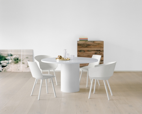 Weißer CH04 Houdini Stuhl von e15 am Esstisch. Designstuhl für Esszimmer und Wohnbereich.