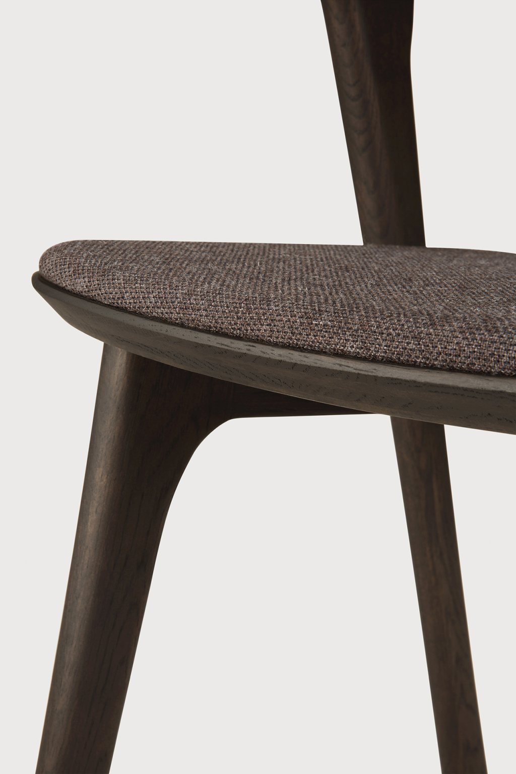 Detailaufnahme Bok Stuhl: braunes Eichenholz, warmer brauner Stoffbezug, modernes Design.