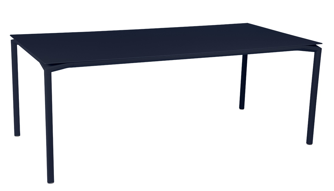 Dunkelblauer Calvi Tisch von Fermob für den Außenbereich, minimalistisches Design mit geraden Linien und vier Beinen.