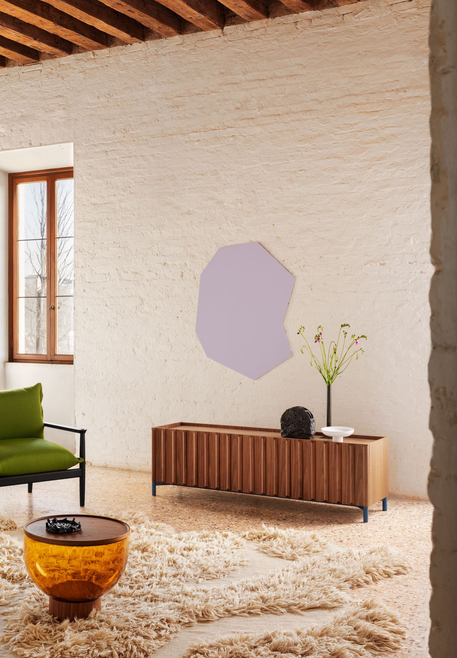 Wohnzimmer mit Mastea Beistelltisch von Miniforms aus Holz, kombiniert mit modernem Teppich und Dekoration.