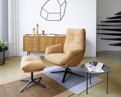 Beiger Sessel mit Fußhocker und schwarzem Drehfuß. Moderner Relaxsessel für Wohnzimmer und Büro.