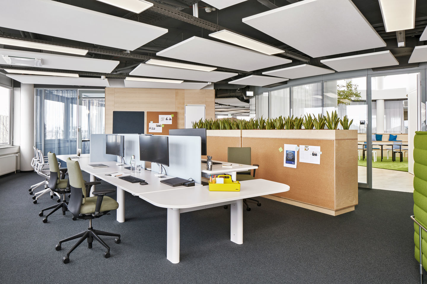 Büro mit ID Chair Bürodrehstühlen von Vitra an langen, weißen Schreibtischen. Ergonomische Arbeitsplätze.