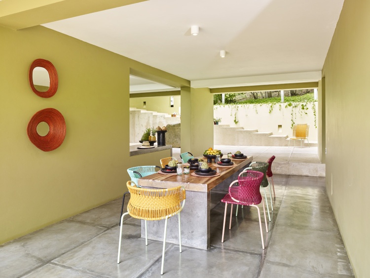 Esstisch mit bunten Cielo Armlehnstühlen von ames, stapelbare Outdoor-Stühle für Garten und Terrasse.