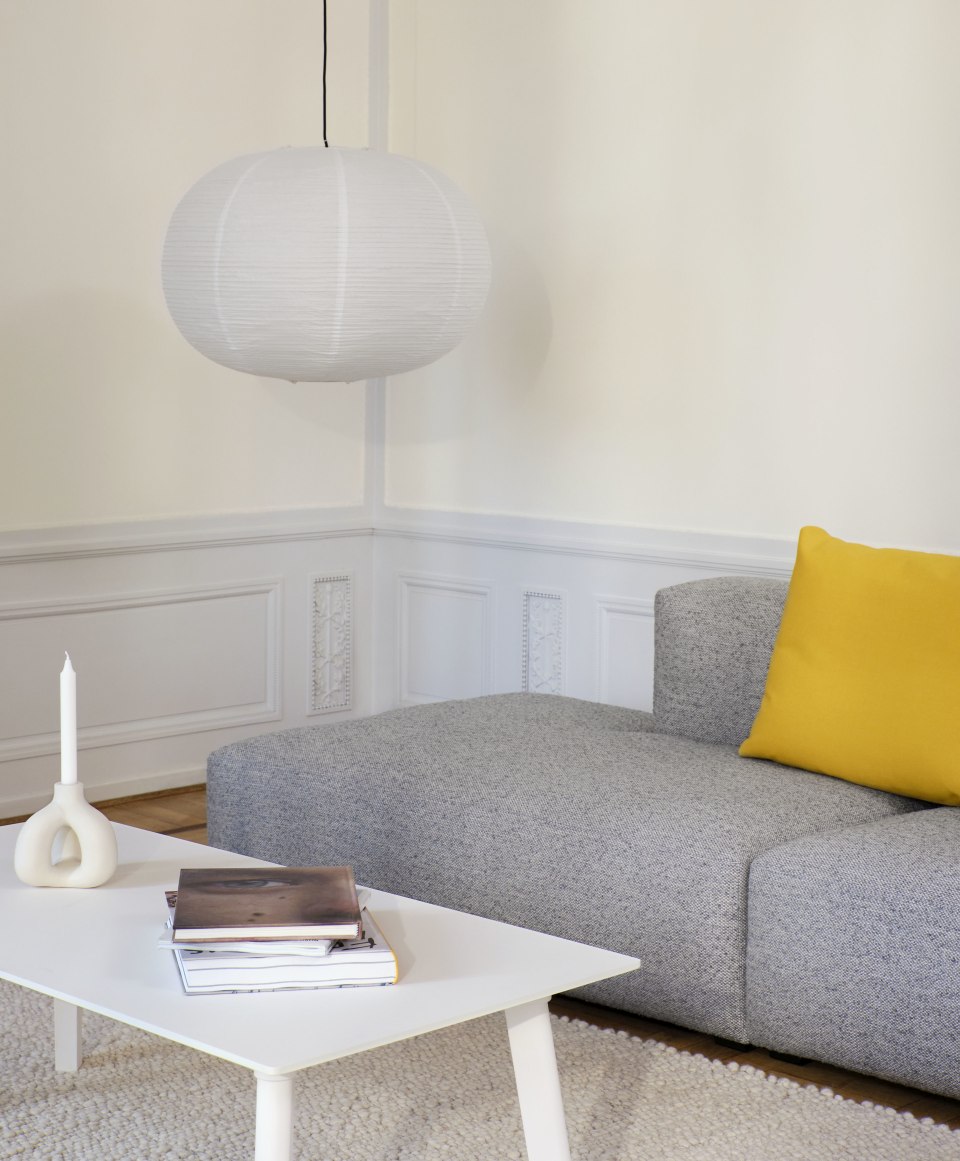 Weißer Rice Paper Lampenschirm (70 cm) von Hay über Sofa in modernem Wohnzimmer.