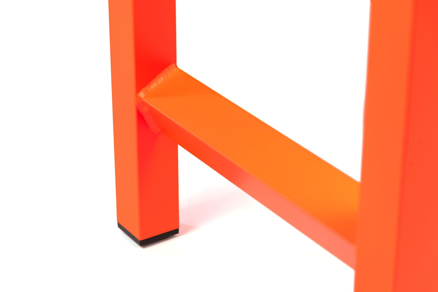 Detailaufnahme des orangefarbenen Magis Hocker-Gestells mit schwarzen Füßen, ideal für Büro und Bar.