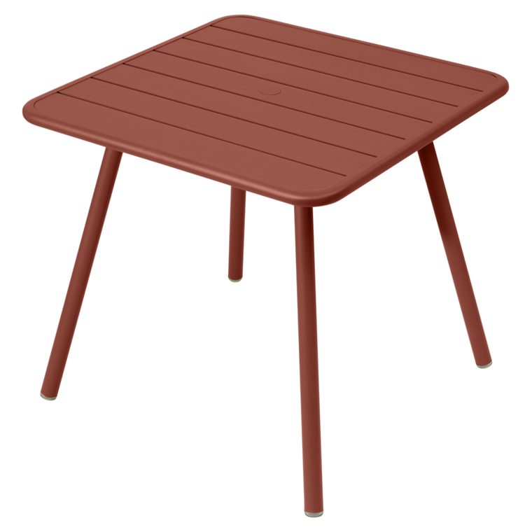 Quadratischer, roter Fermob Luxembourg Outdoor Tisch mit Vierfußgestell für Garten und Terrasse.