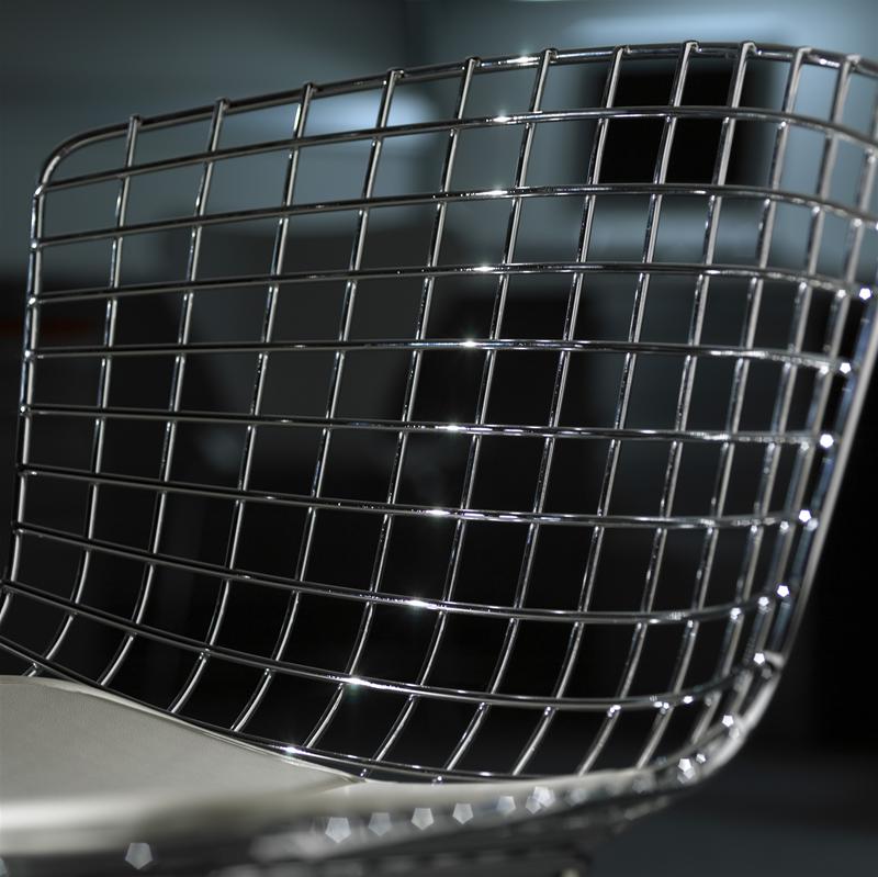 Detailaufnahme der verchromten Drahtstruktur des Bertoia Barhockers von Knoll International, modernes Möbeldesign.