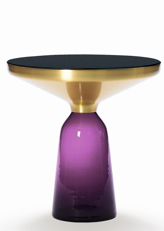 Bell Side Table: Beistelltisch mit Messingplatte und violettem Glasfuß von ClassiCon.