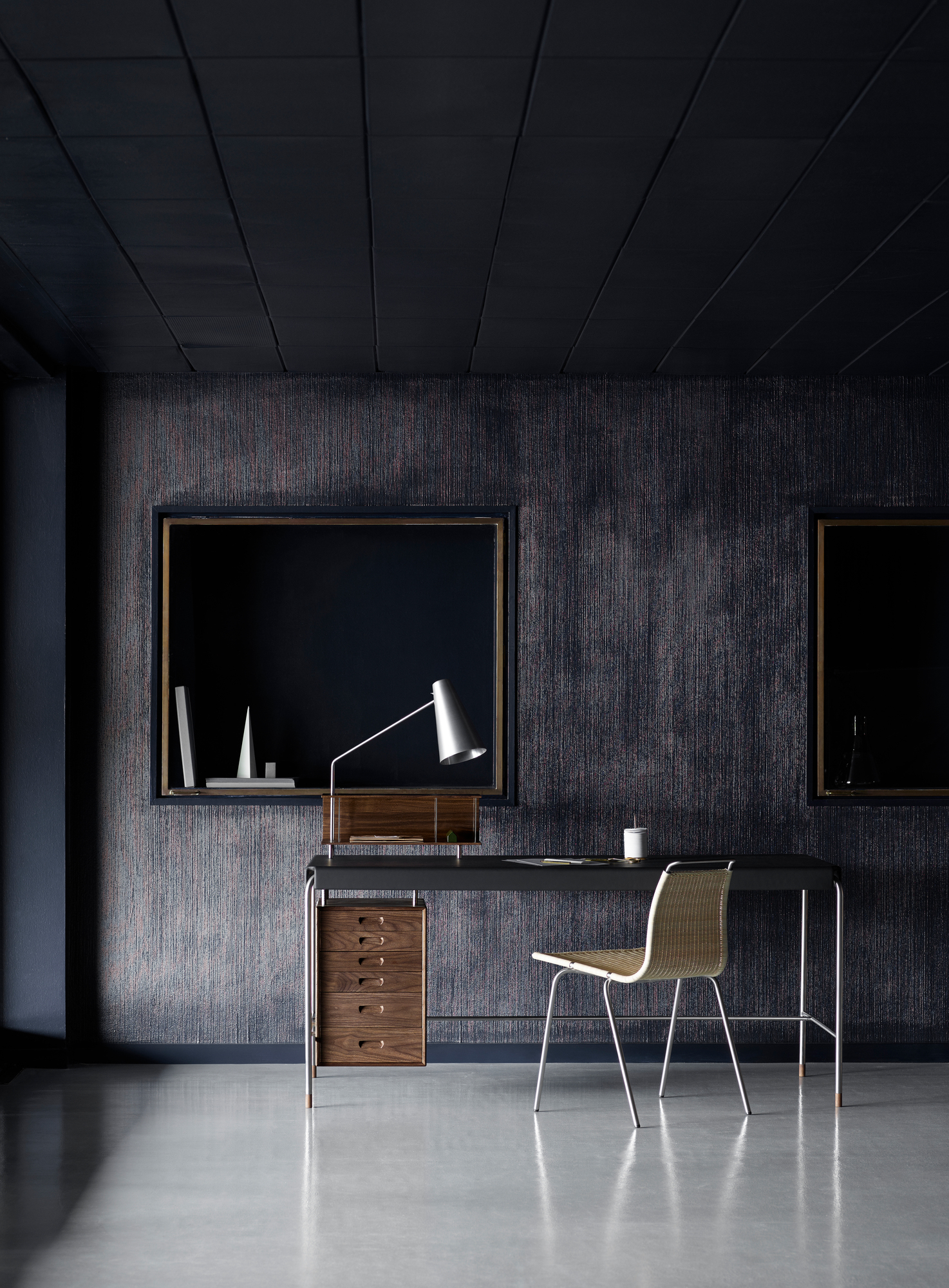 AJ52 Society Table von Carl Hansen & Søn, geölter Walnuss Schreibtisch mit Schubladen.