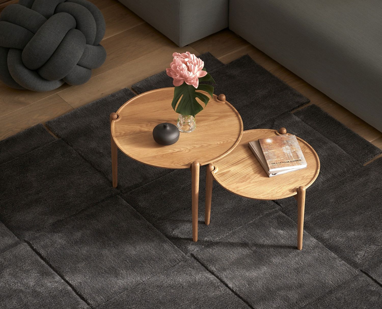 Aria Table Beistelltisch von Design House Stockholm aus Eichenholz, mit Deko auf grauem Teppich.