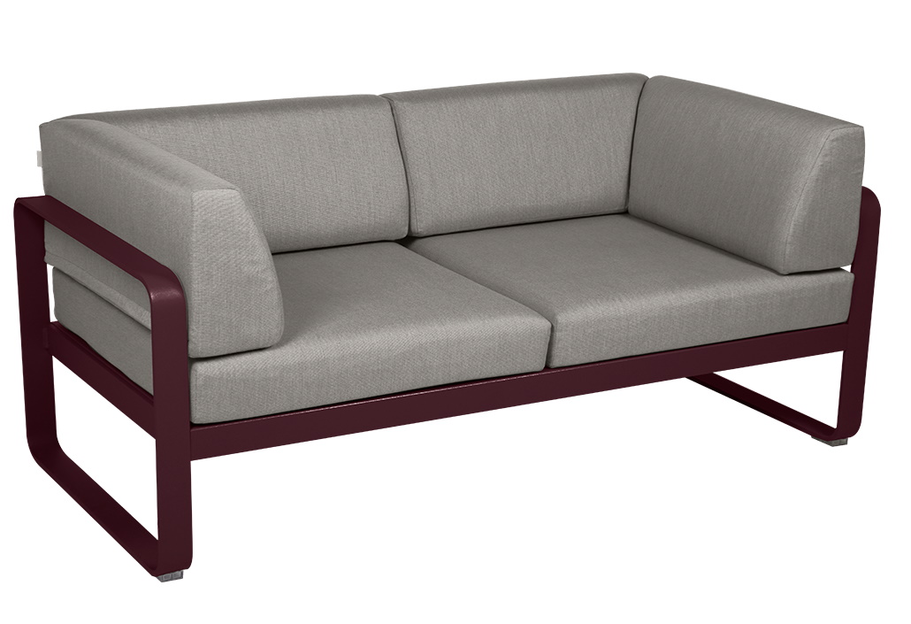 Bellevie Sofa von Fermob: Graues 2-Sitzer Outdoor Sofa mit burgunderrotem Gestell für Garten und Terrasse.