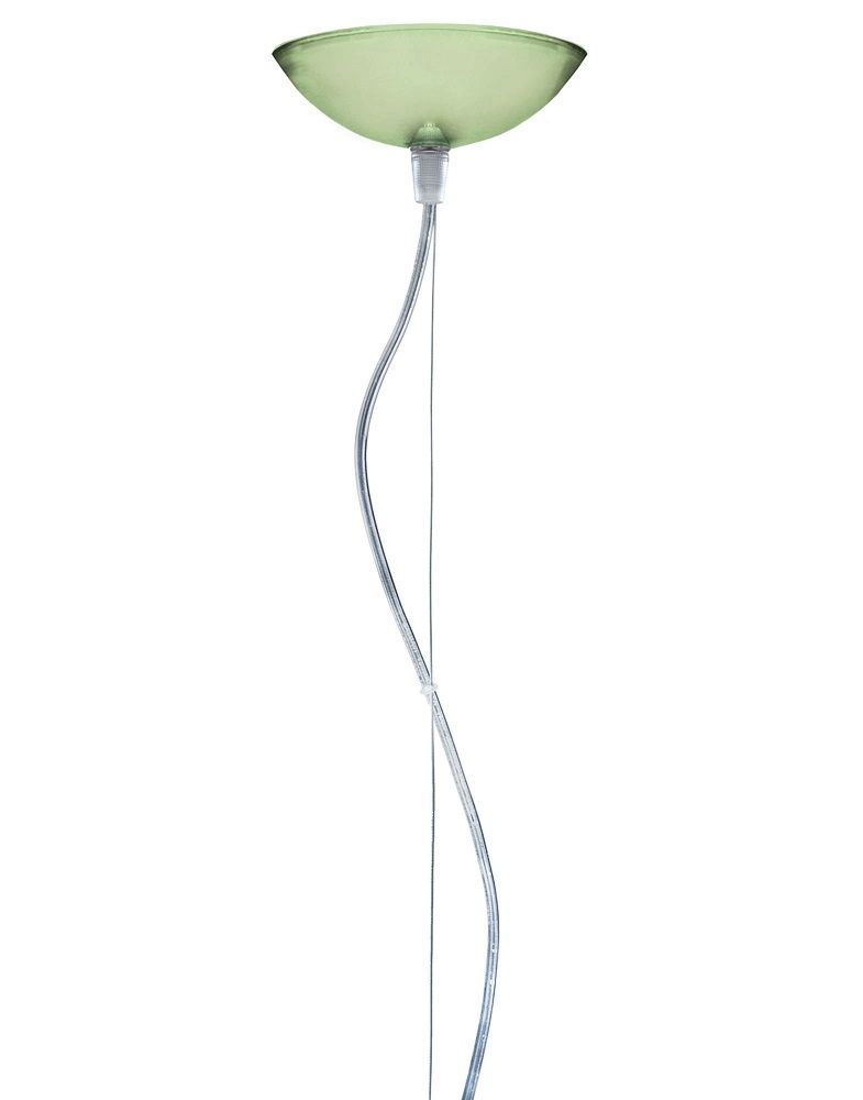 Olivgrüne Fly Pendelleuchte von Kartell: Hängelampe mit transparentem Kabel und schirmförmigem Lampenkörper.