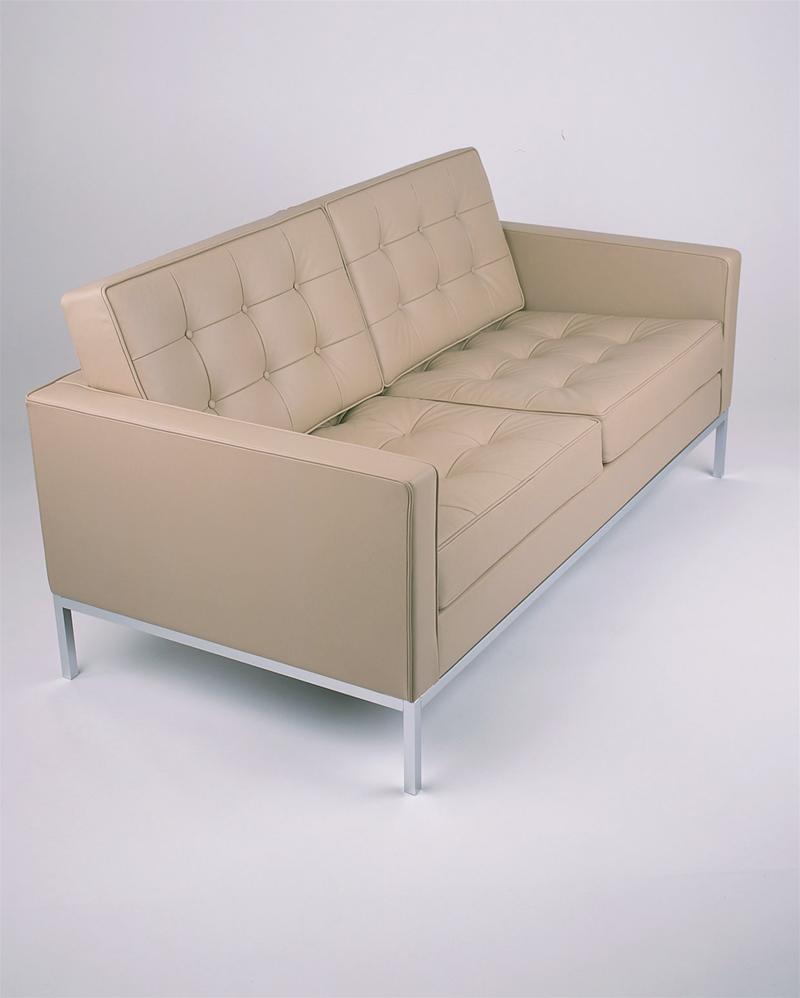 Beiges Florence Knoll Sofa mit Knopfheftung und Chromgestell von Knoll International.