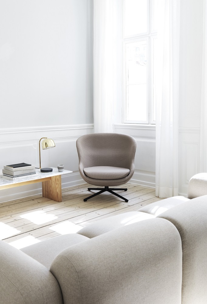 Heller Raum mit Hyg Lounge Chair Low Swivel Sessel von Normann Copenhagen in Beige.