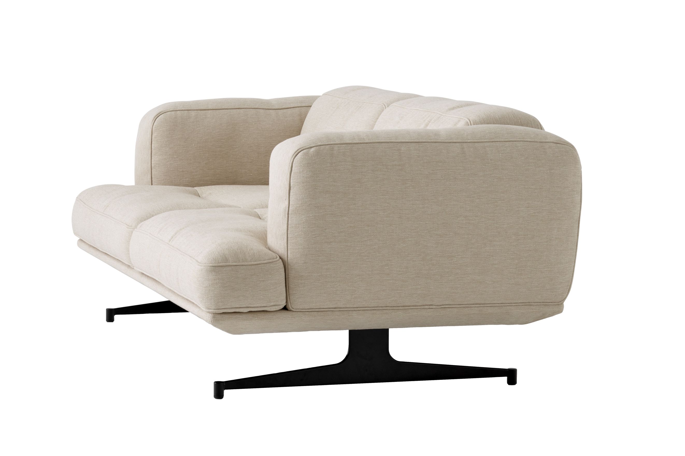 AndTradition Inland Sofa AV22/AV23 in Beige mit schwarzem Metallfuß, modernes Design für Wohnzimmer.