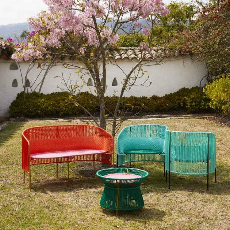 Caribe 2-Sitzer Outdoor Bank in Türkis und Smaragdgrün mit schwarzem Gestell im Garten.