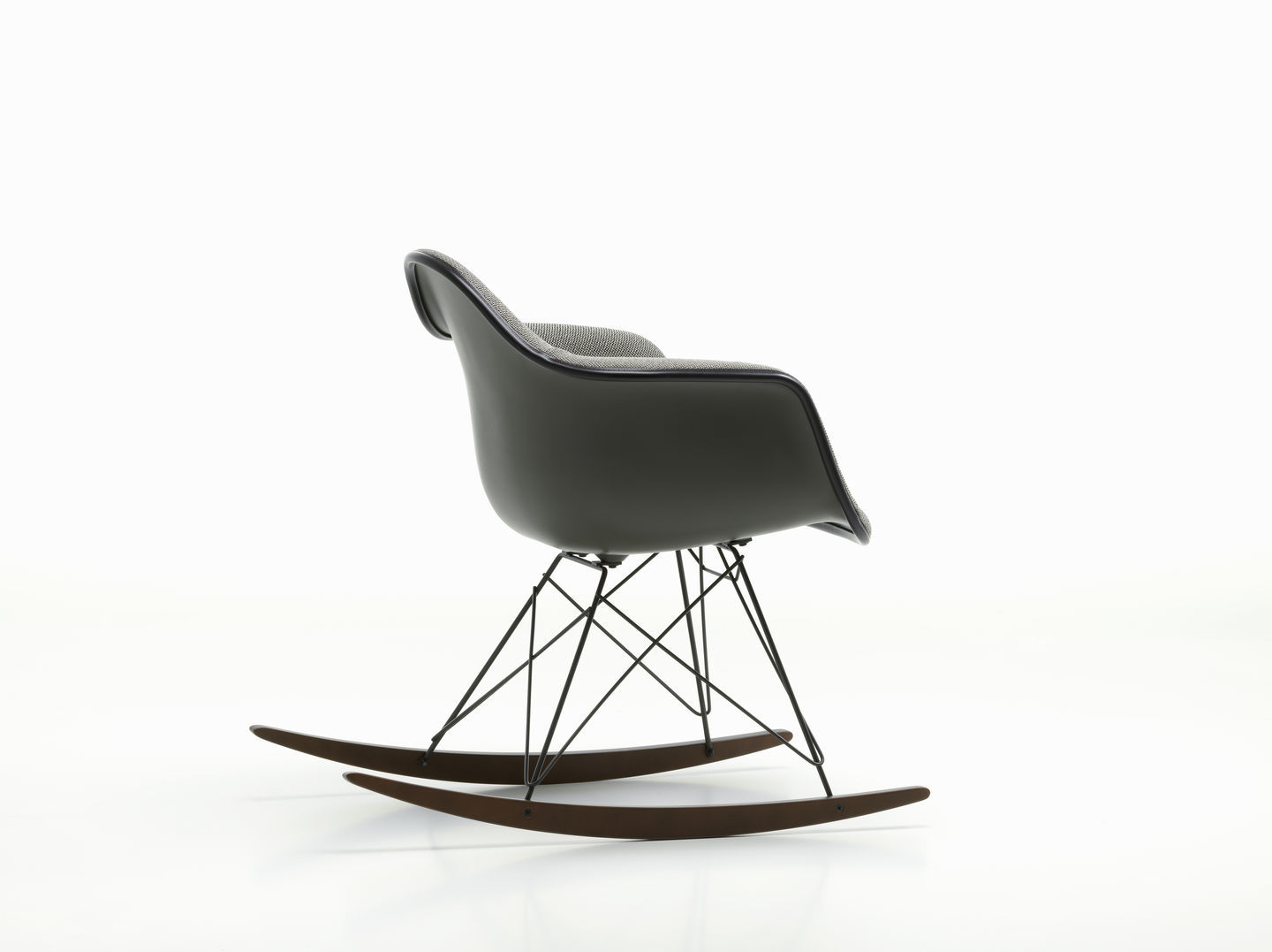 Grauer Eames Plastic Armchair RAR Schaukelstuhl von Vitra, vollgepolstert, mit Kufen aus dunklem Holz.
