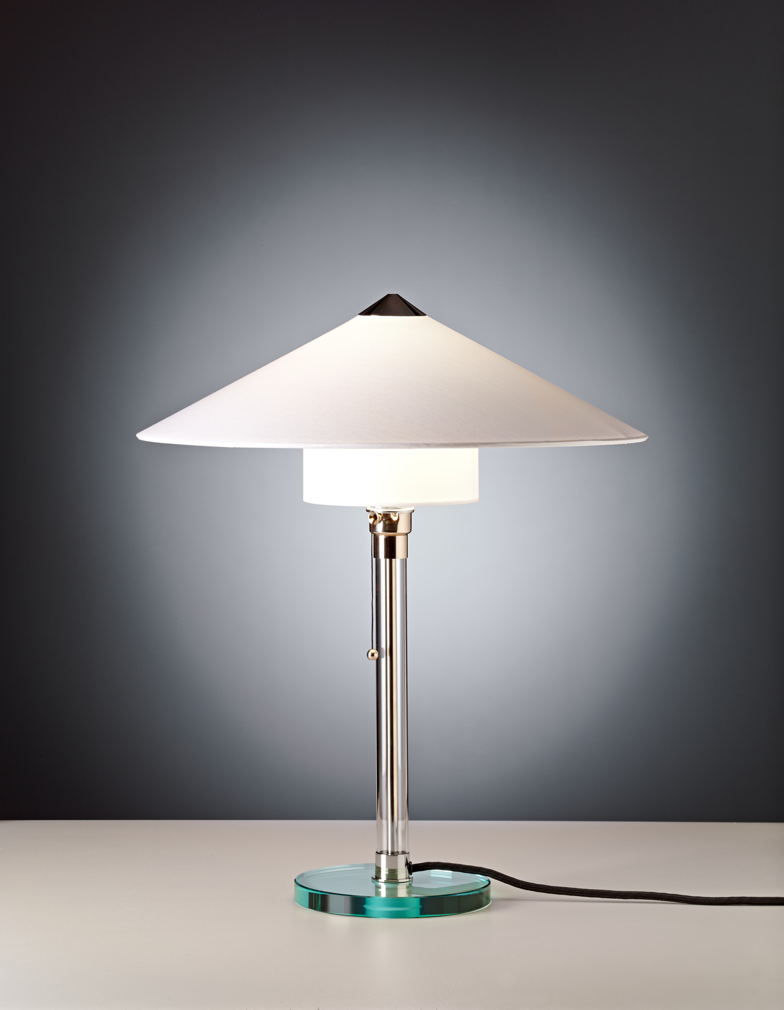 Wagenfeld WG27 Tischleuchte von Tecnolumen mit weißem Lampenschirm und Glasfuß, klassisches Bauhaus Design.