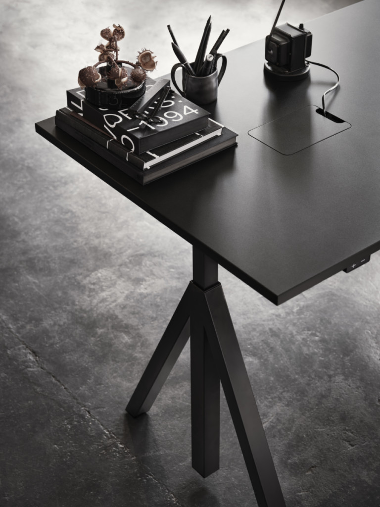 Schwarzer Works Schreibtisch Fix B140cm von String Furniture mit Deko-Elementen und Kabelführung für ein modernes Büro.
