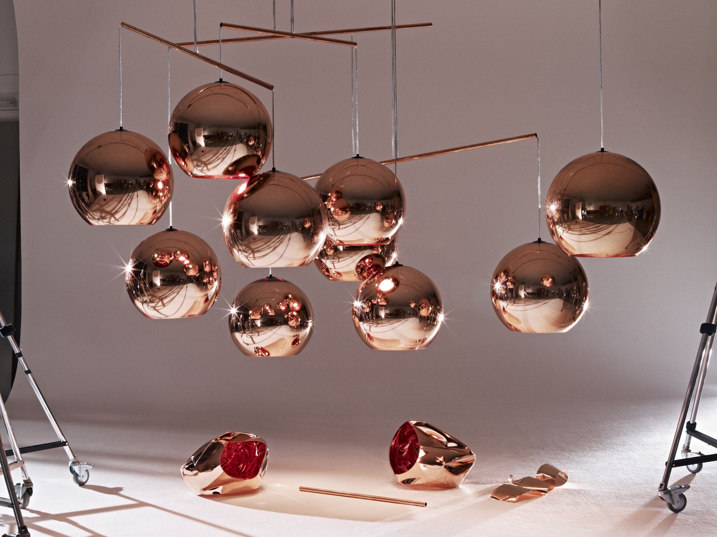 Kupferfarbene Pendelleuchten in Kugelform, modernes Design für Wohnzimmer und Esszimmer, stimmungsvolle Beleuchtung.