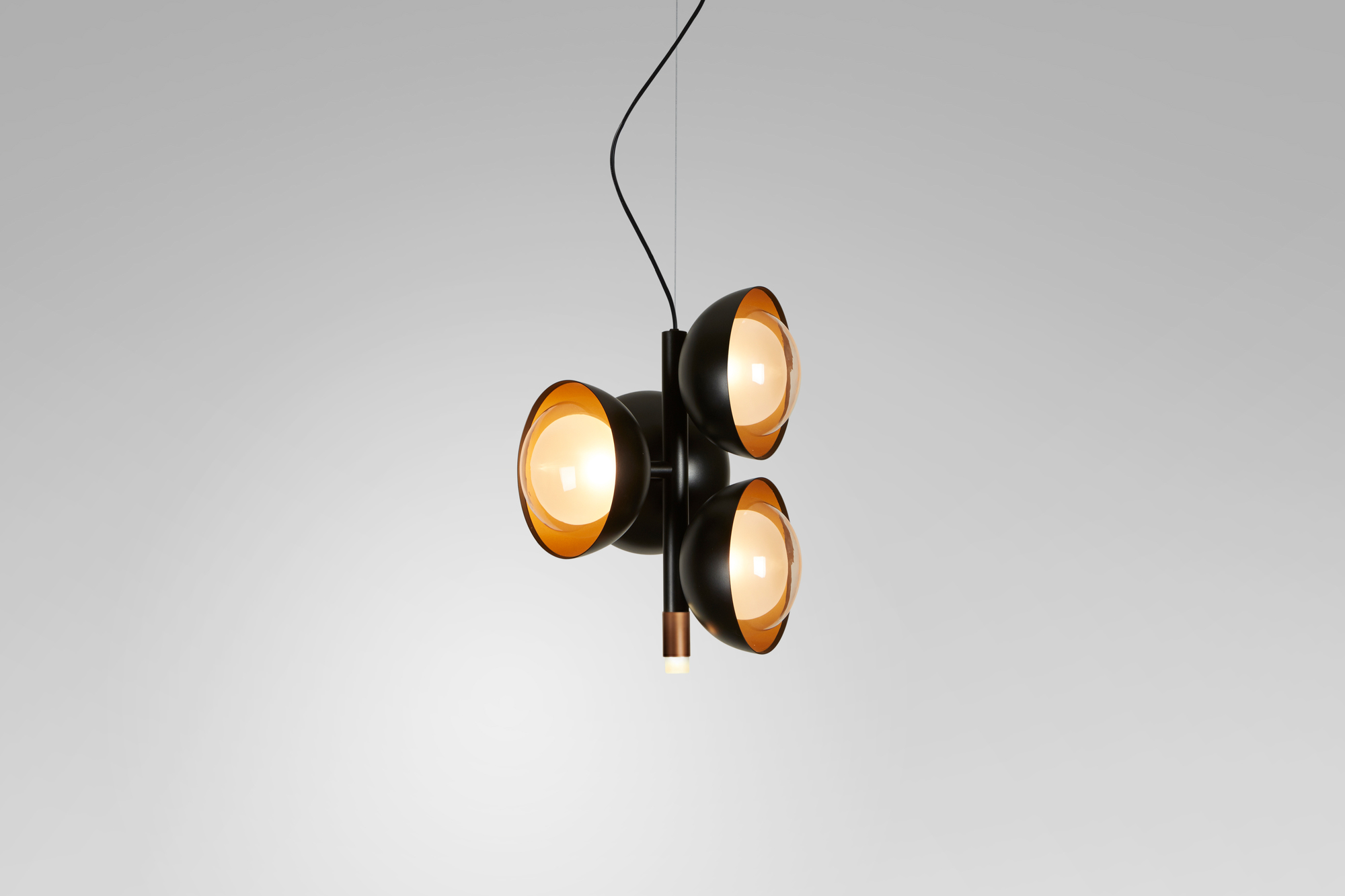 Muse Pendelleuchte von Tooy: Moderne Hängelampe mit drei Leuchtkörpern in Schwarz und Gold.