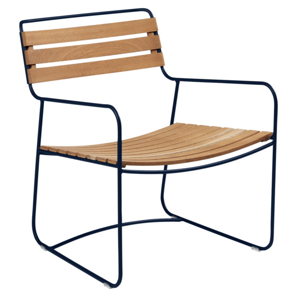 Surprising Sessel von Fermob für den Außenbereich, mit Latten aus hellem Holz und blauem Metallgestell.