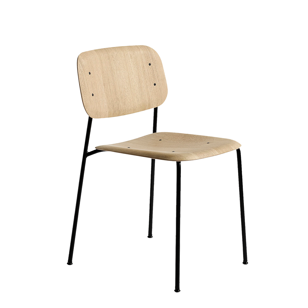 Hay Soft Edge Stuhl mit hellem Holz und schwarzen Beinen. Moderner Designstuhl.