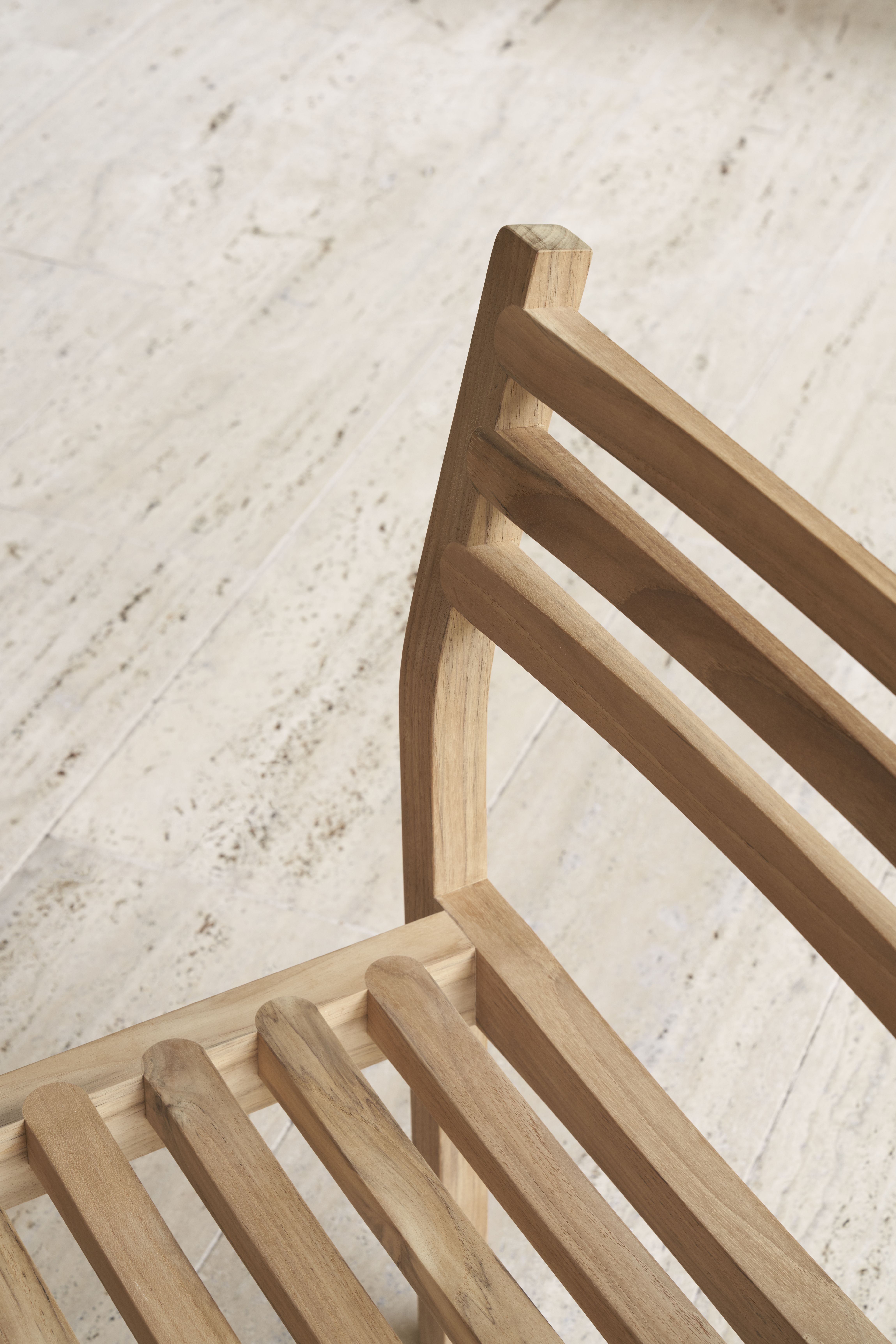 Detailaufnahme des AH501 Stuhls von Carl Hansen & Søn, Teakholz Outdoor Stuhl mit Lattenmuster.