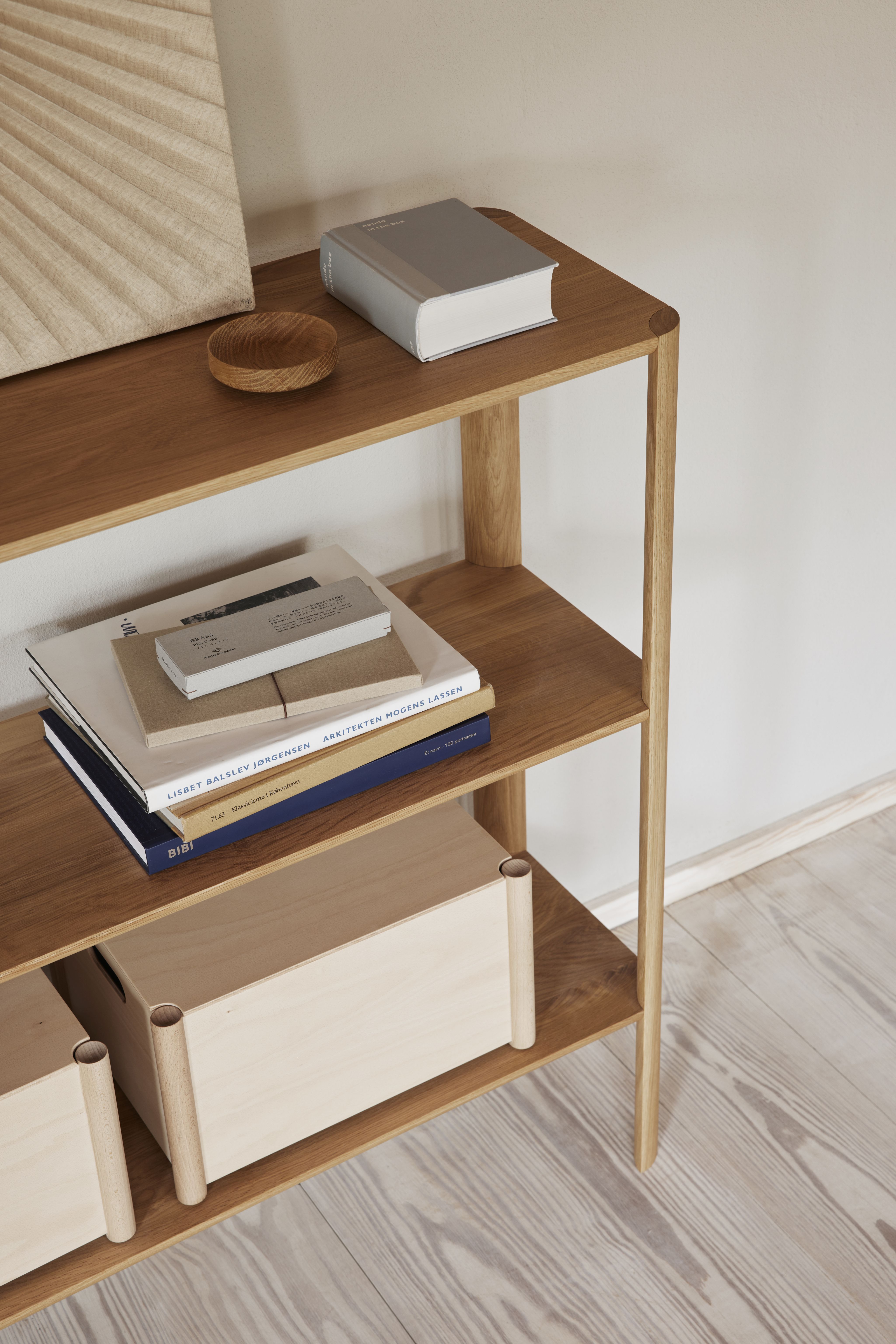Pillar Box Medium Regal aus Eiche mit Büchern und Aufbewahrungsboxen für Wohnzimmer oder Büro.