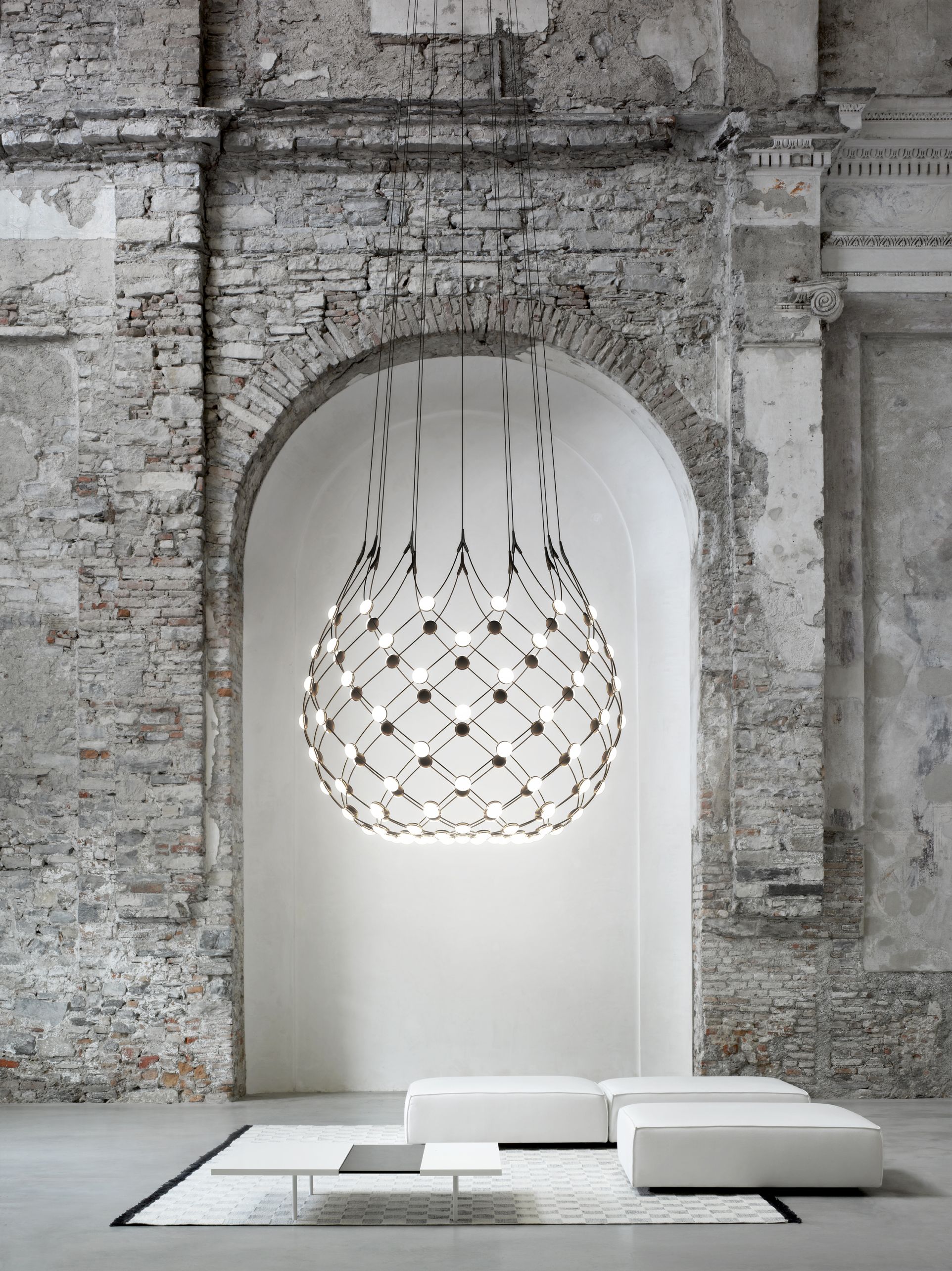 D86 Mesh Deckenleuchte von Luceplan, moderne Hängelampe mit filigranem Drahtgeflecht und warmweißen LED-Lichtern im Loft.