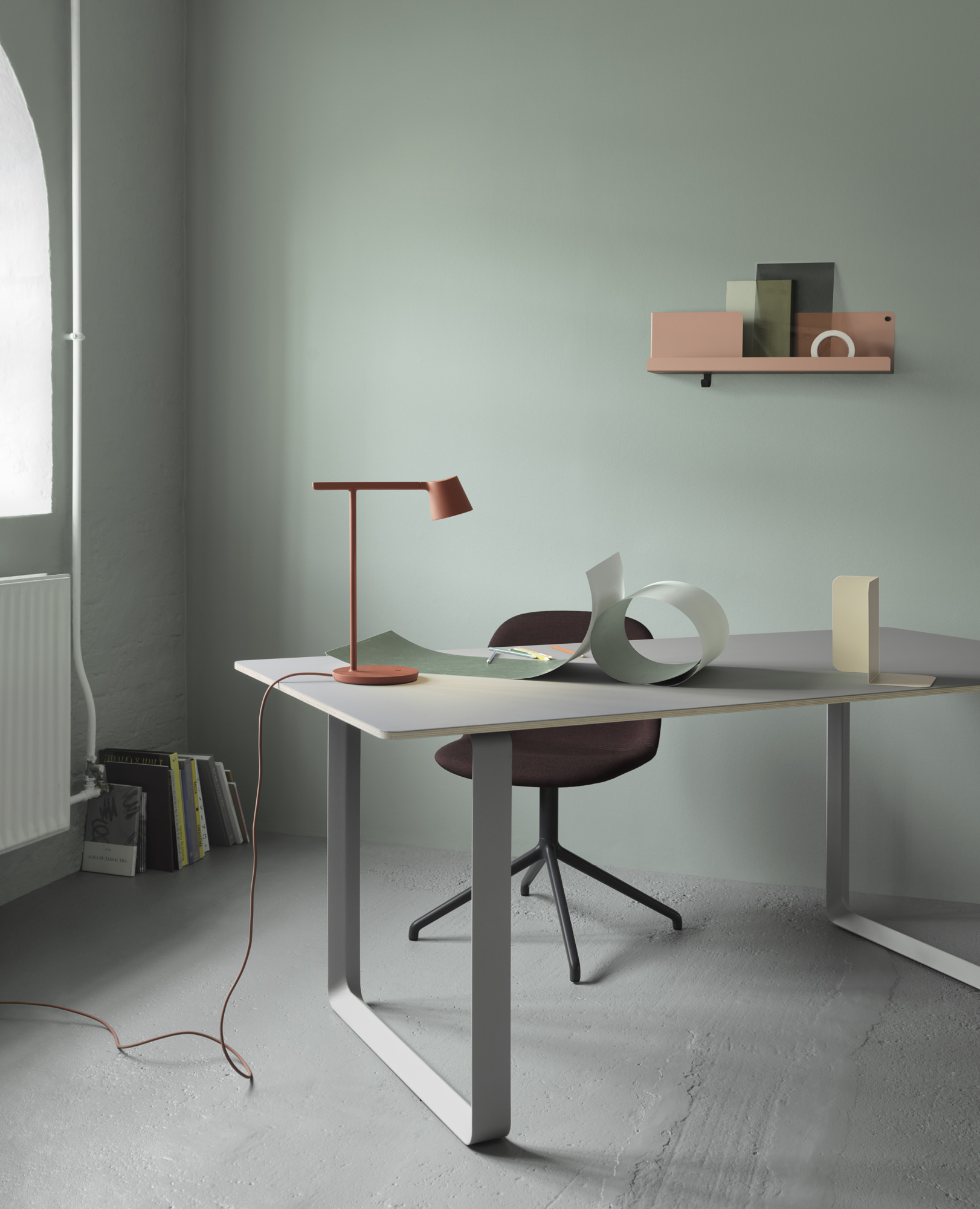 Nahaufnahme der Muuto Tip Table Lamp Tischleuchte in Hellgrün auf einem Schreibtisch.