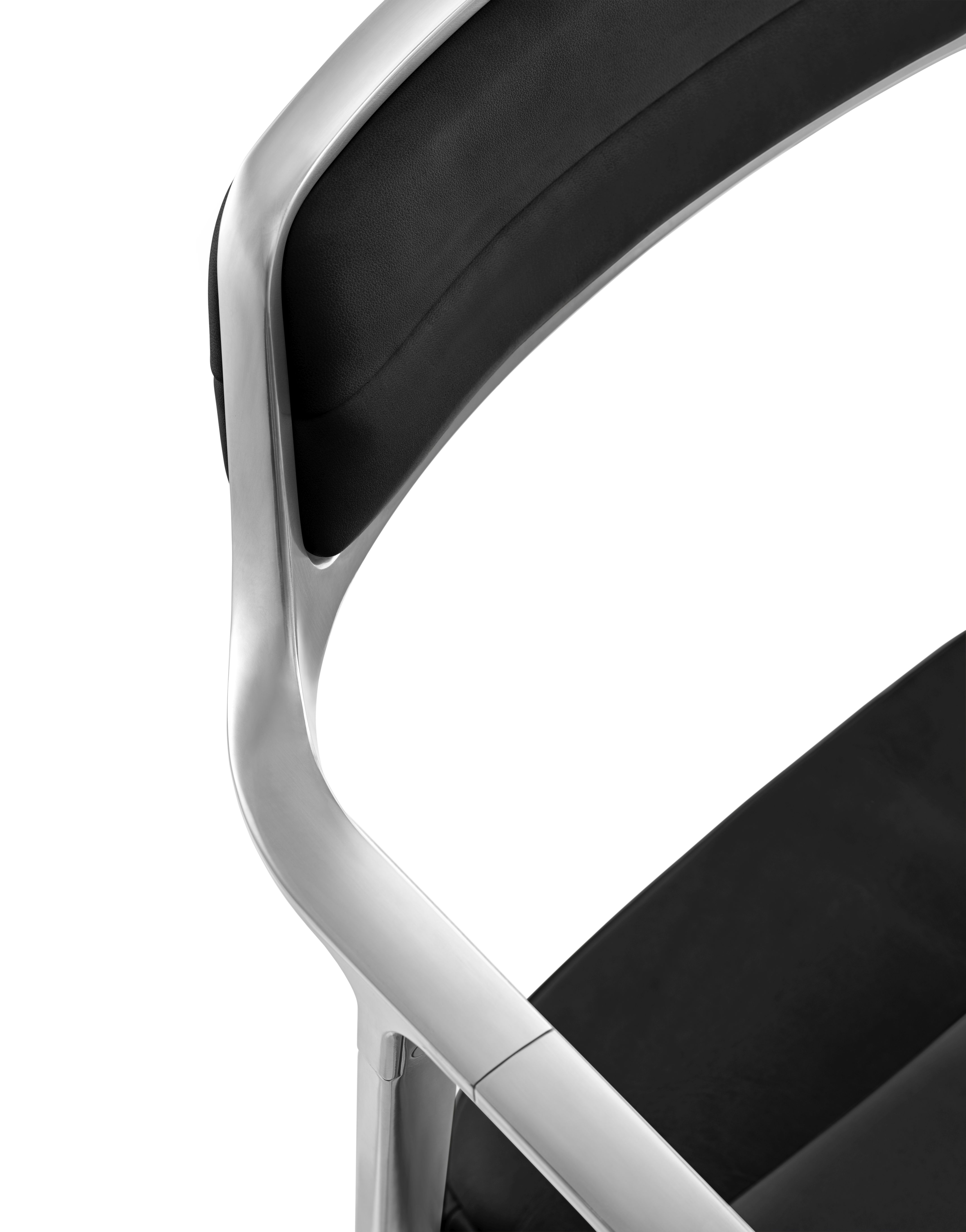 Detailaufnahme des Vipp452 Bürostuhls: Schwarzes Leder, Alurahmen und Rollen für ergonomisches Sitzen.