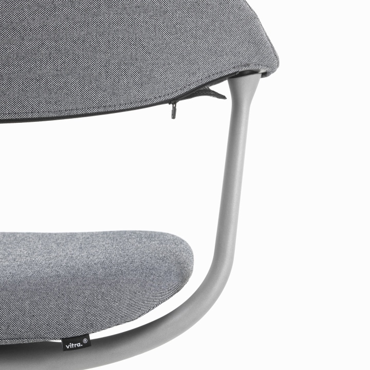 Detailaufnahme des grauen Mynt Bürodrehstuhls von Vitra mit Rückenlehne, Sitzfläche und Armlehne.