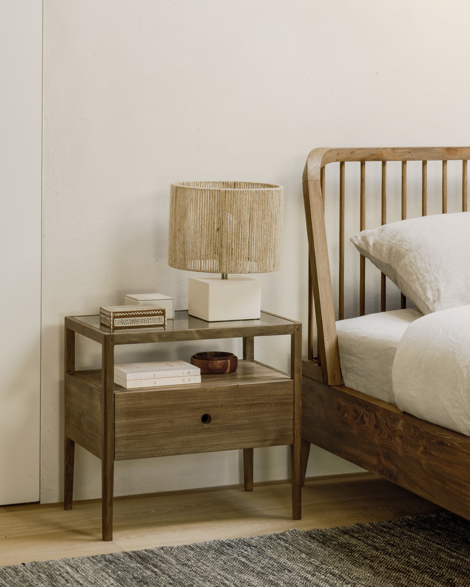 Nachttisch aus Holz mit Schublade und Lampe im Schlafzimmer, modernes Schlafzimmermöbel Design.
