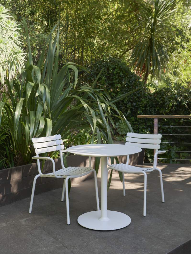 Alua Dining Chair von Houe, weiße Gartenmöbel: Tisch und Stühle im Außenbereich.