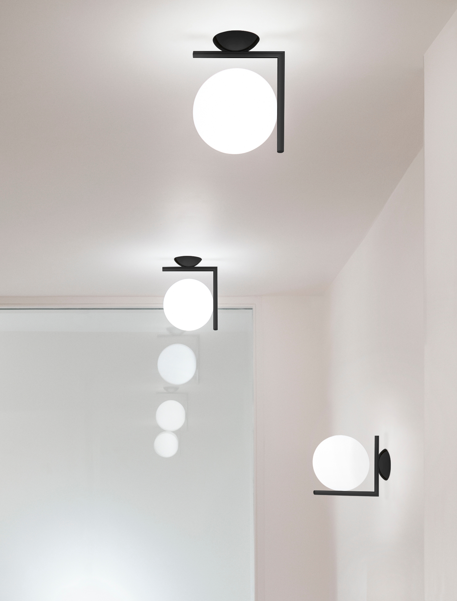IC Lights Wand-/Deckenleuchte von Flos mit schwarzem Rahmen und weißem Glasdiffusor.
