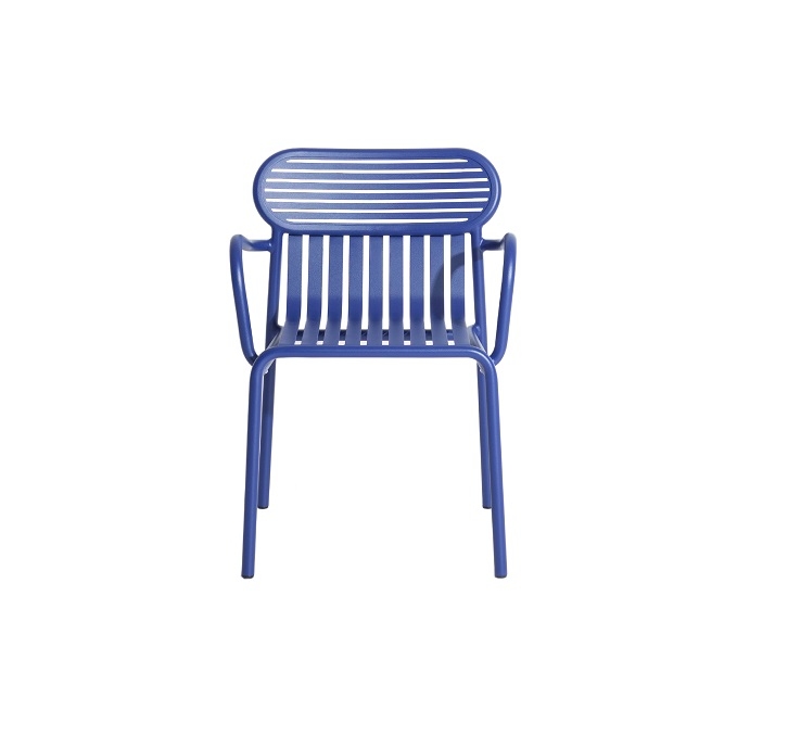 Blauer Week-End Gartenstuhl von Petite Friture mit Armlehnen, moderner Outdoor-Stuhl für Garten und Terrasse.