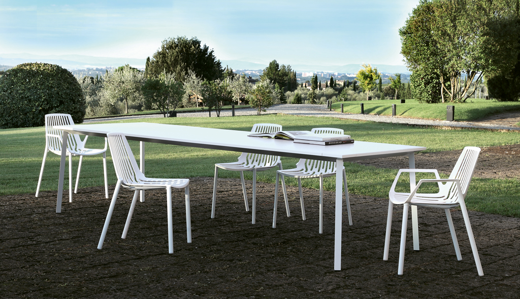Rion Stühle: Weißes Outdoor Stuhl Set aus Kunststoff mit Tisch für Garten und Terrasse.