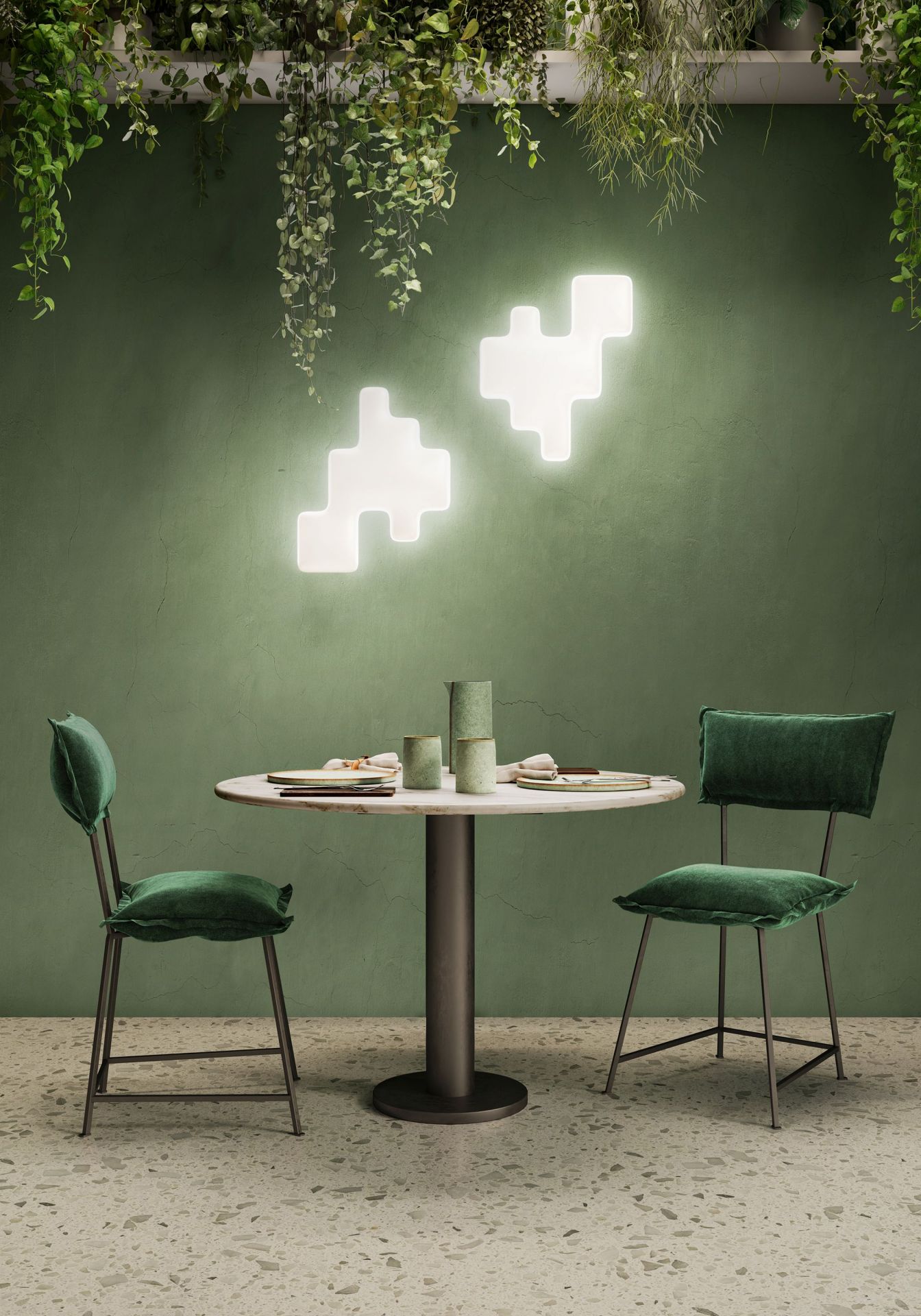Esstisch mit grünen Stühlen und pixeligen Wandleuchten, moderne Esszimmer-Einrichtung mit Pflanzen und stilvollem Design.