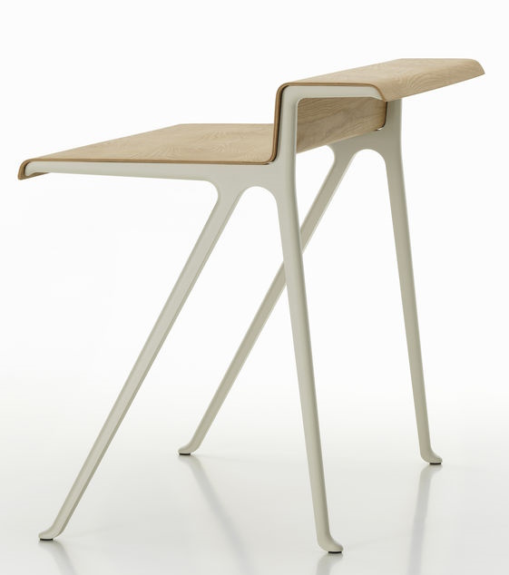 Vitra Courier Schreibtisch mit hellem Holz und weißem Gestell, modernes Design für Büro und Zuhause.
