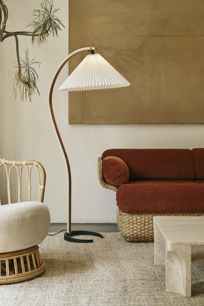 Elegante Stehlampe mit plissiertem Schirm im Wohnzimmer, modernes Design für stilvolle Beleuchtung und Wohnaccessoires.