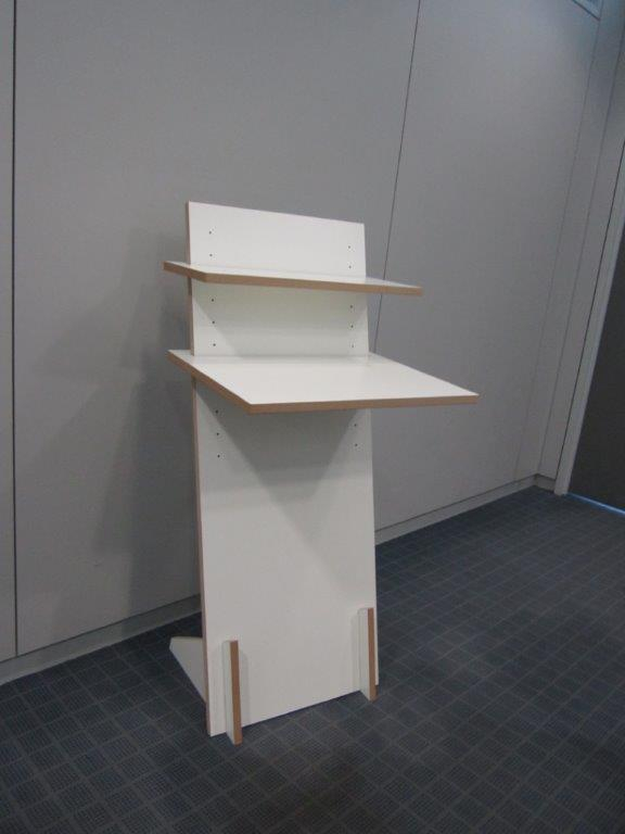 Tojo Stehpult: Modernes, weißes Stehpult mit zwei Ablageflächen für ergonomisches Arbeiten im Büro.