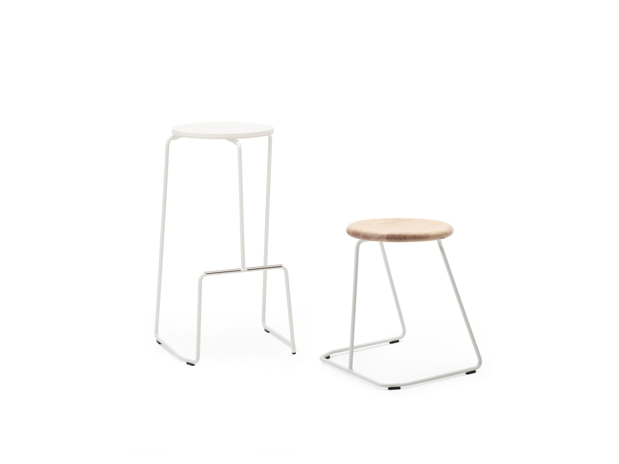 Extremis Tiki Hocker und Barhocker für den Außenbereich, minimalistisches Design mit weißem Gestell und Holz-Sitzfläche.