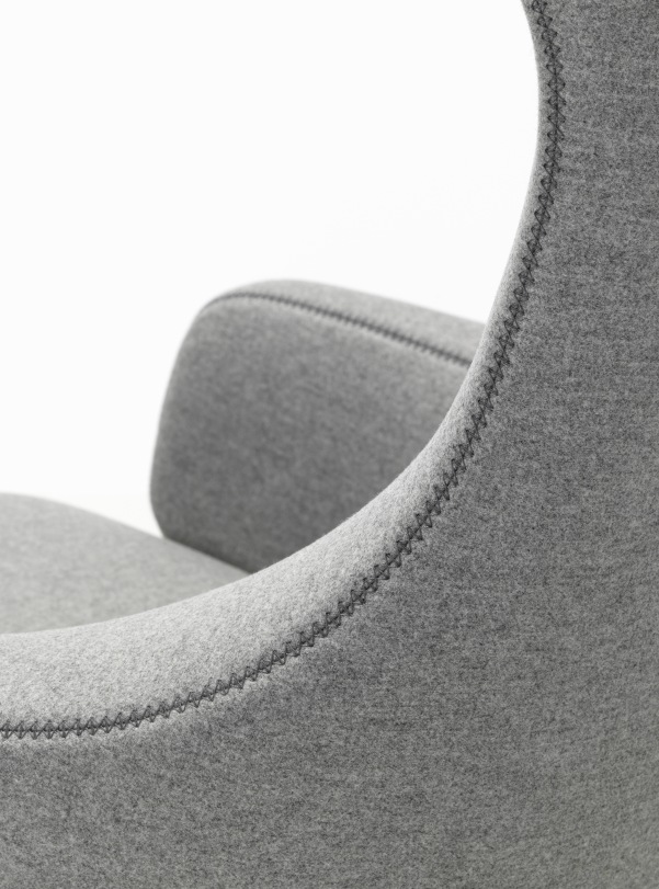 Detailaufnahme des grauen Grand Repos Sessels von Vitra mit feinen Ziernähten.