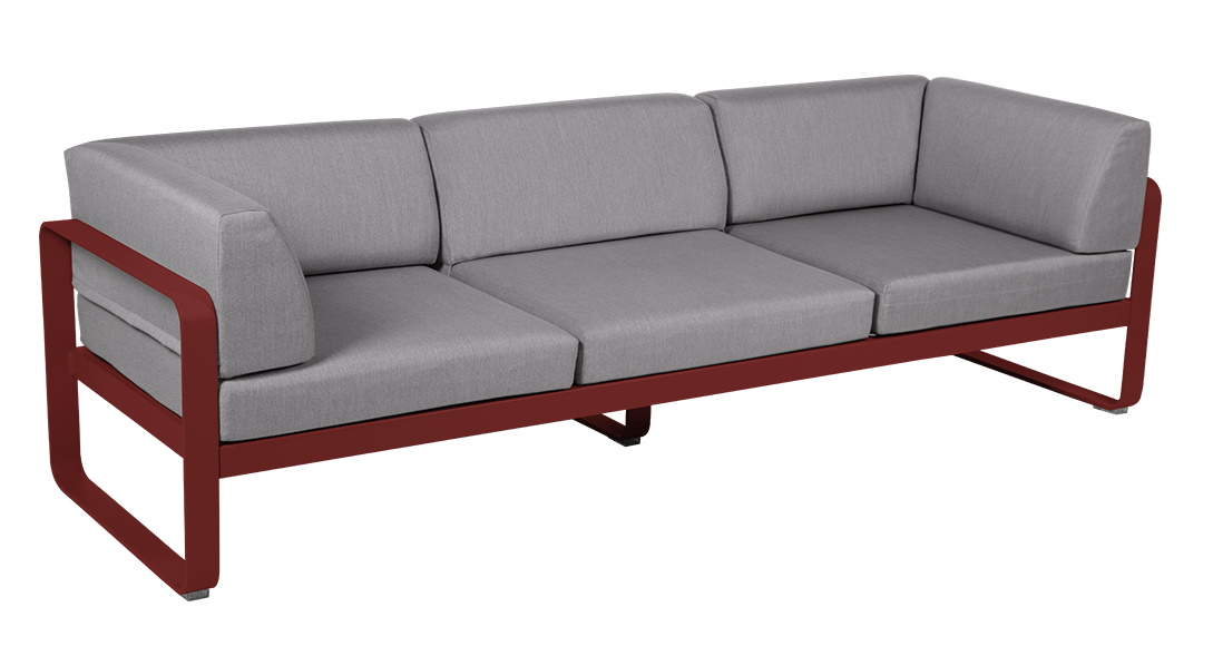 Fermob Bellevie Outdoor Sofa, 3-Sitzer, rotes Gestell, graue Polster, moderne Gartenmöbel für Terrasse und Balkon.
