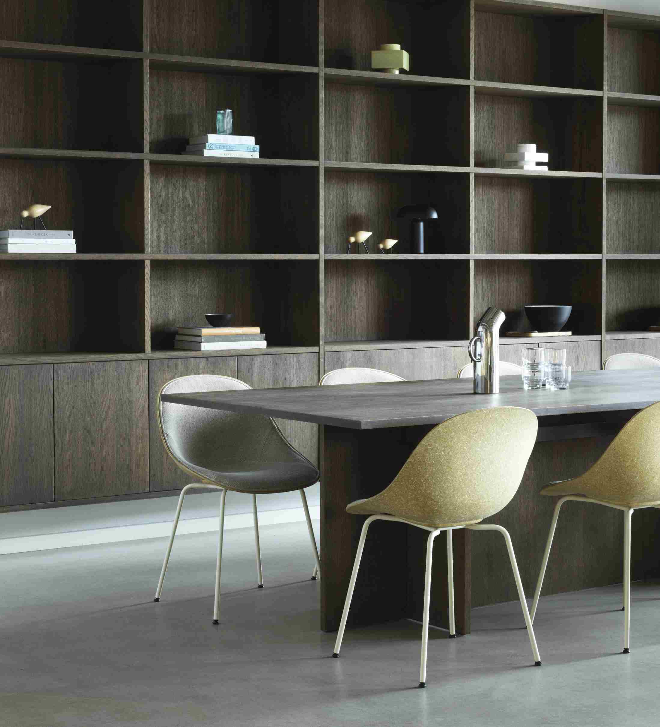 Normann Copenhagen Mat Chair Steel Stuhl am Esstisch, skandinavisches Design mit hellen Stahlbeinen.