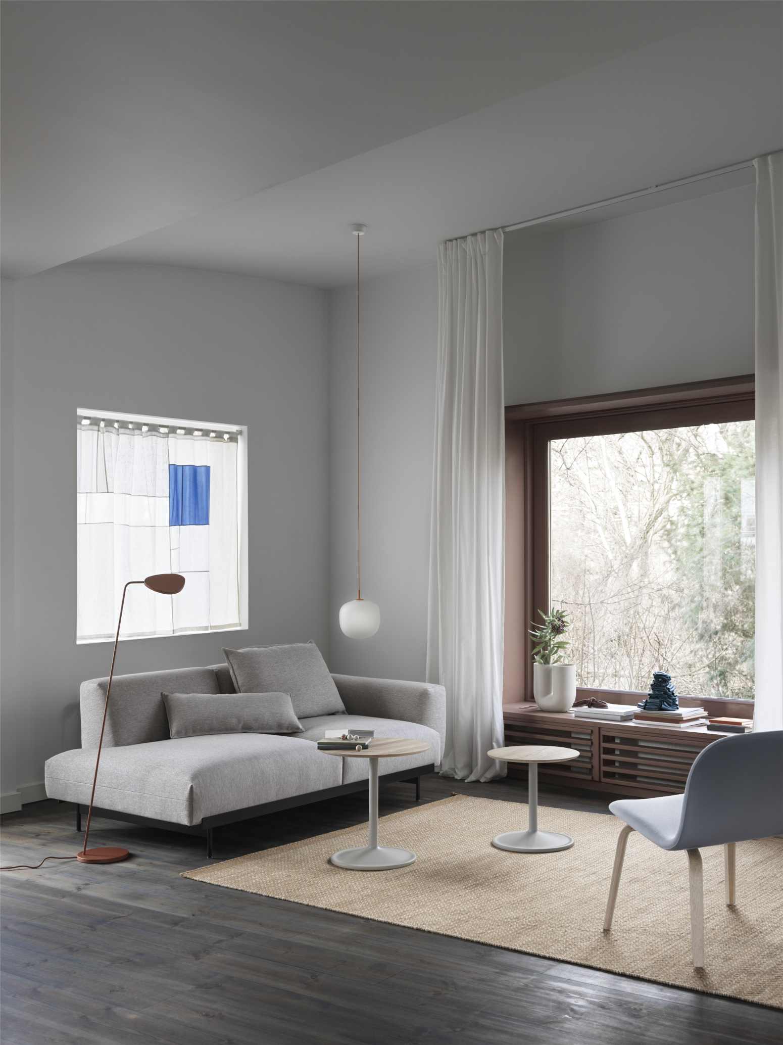 Nahaufnahme der Kink Vase in tiefem Rot von Muuto, modernes Designobjekt für stilvolle Dekoration.