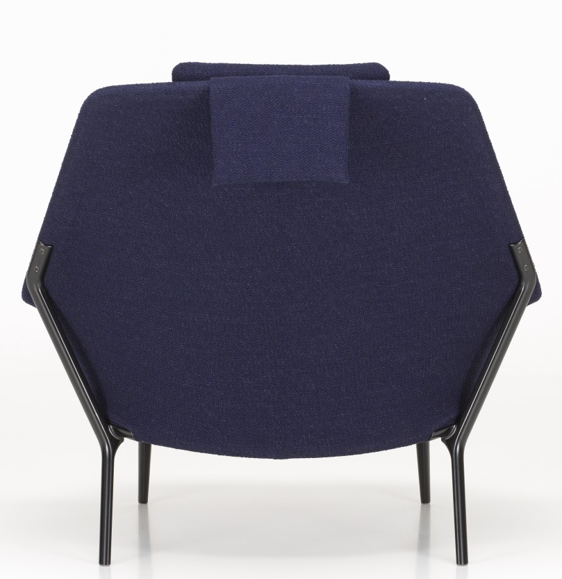 Rückansicht: Blauer Slow Chair Sessel von Vitra mit Stoffbezug und schwarzem Gestell.