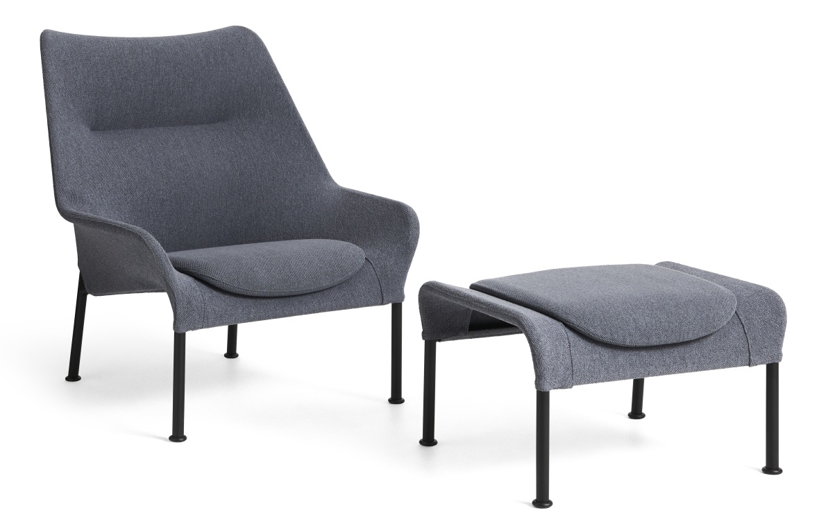 Grauer Hay Sessel mit Fußhocker, modernes Design mit Stoffbezug und schwarzen Metallbeinen.