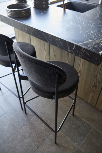 Verpan Series 430 Barhocker in Schwarz, modernes Design mit gepolsterter Sitzfläche und schlankem Metallgestell.